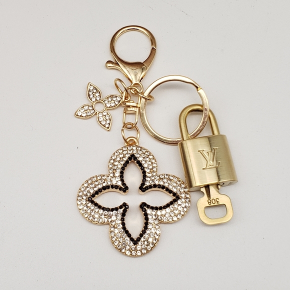 Louis Vuitton Gold Lock 🔑 Authentic LV Padlock + Unbranded Clover Bag Charm - Picture 3 of 10